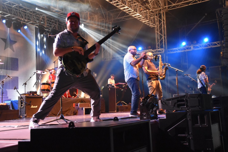 Bob Jefferson, le bassiste du groupe a également fait le show sur scène. Bob Jefferson, le bassiste du groupe a également fait le show sur scène.