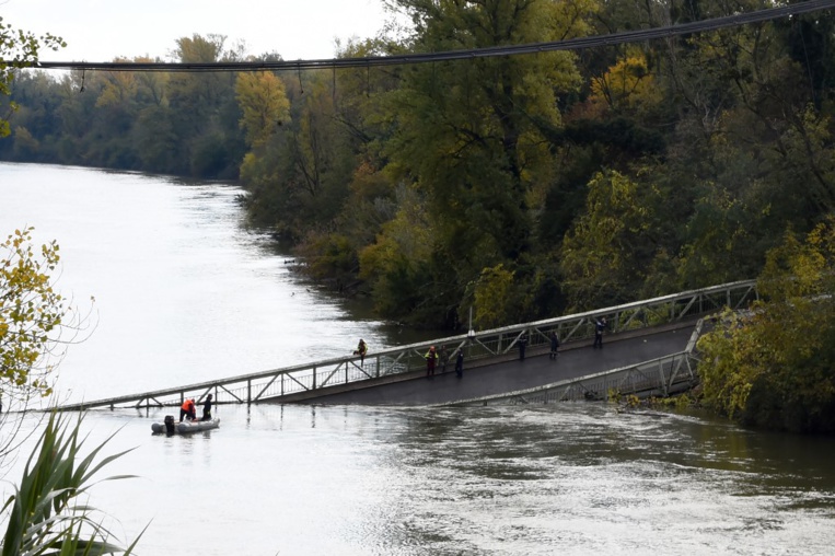 Un pont s'effondre au nord de Toulouse, un camion et une voiture tombent dans le Tarn Un pont s'effondre au nord de Toulouse, un camion et une voiture tombent dans le Tarn