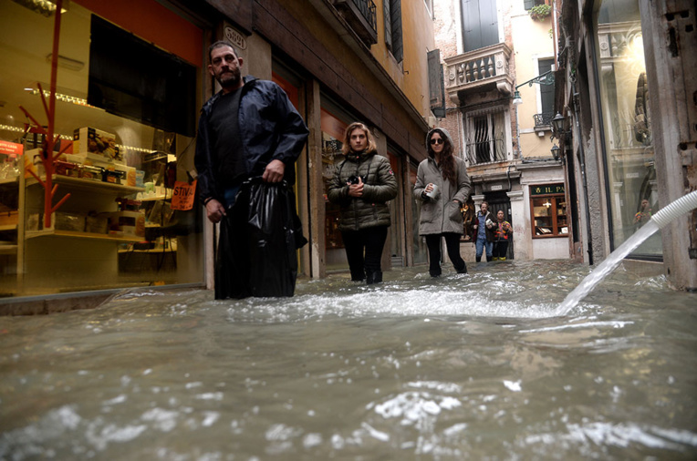 Venise sort la tête de l'eau après des inondations historiques
