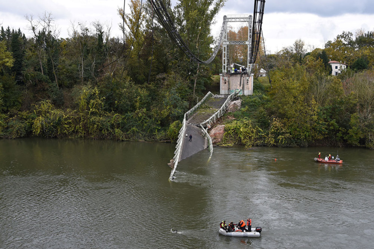 Pont effondré près de Toulouse: le camion et son chargement estimés à "plus de 40 tonnes" Pont effondré près de Toulouse: le camion et son chargement estimés à "plus de 40 tonnes"
