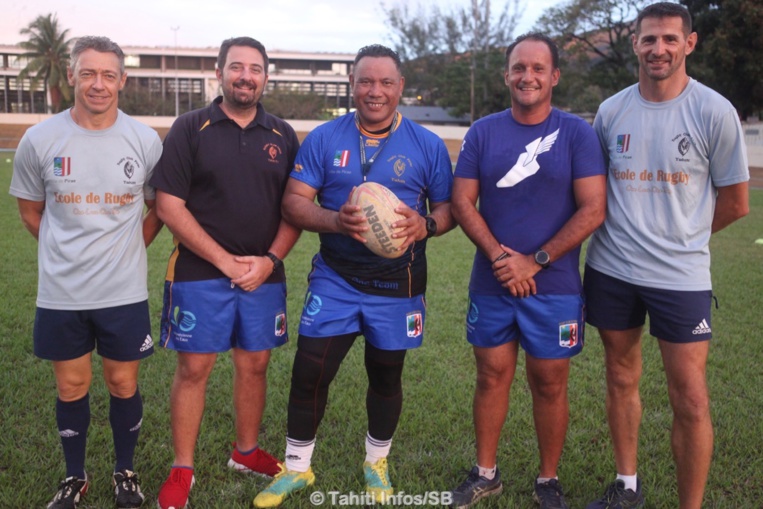 Ofisa Tonu'u avec l'encadrement du RC Pirae