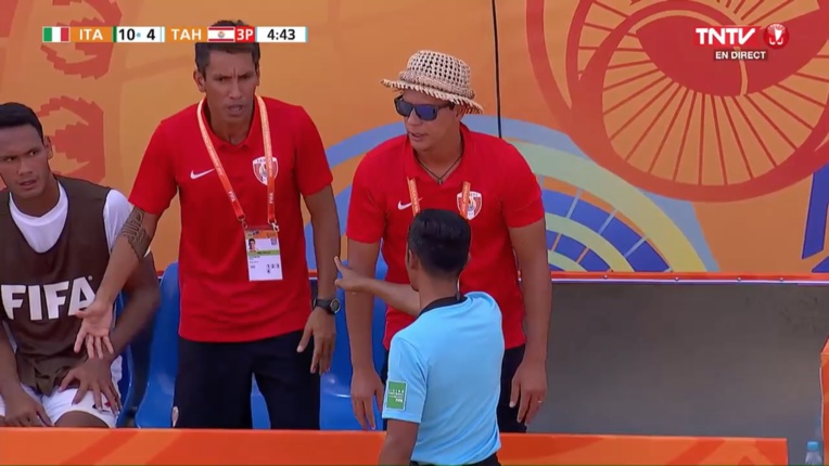 Les coachs des Tiki Toa visiblement remontés contre l'arbitrage et dépités par le scénario du match. (Image TNTV) Les coachs des Tiki Toa visiblement remontés contre l'arbitrage et dépités par le scénario du match. (Image TNTV)