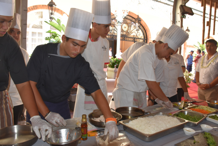 Les élèves du Lycée hôtelier de Punaauia ont cuisiné des rouleaux de printemps.