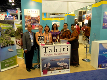 A l’ouverture du salon, le sourire des hôtesses de Tahiti et de Samoa, avec Angélique Mordant, responsable du Département Croisière chez Tahiti Nui Travel, ainsi que Paul Chant, Président de la Commission Tourisme de la CCISM.