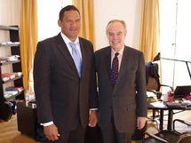 Promotion des langues polynésiennes :  Tauhiti Nena rencontre Frédéric Mitterrand