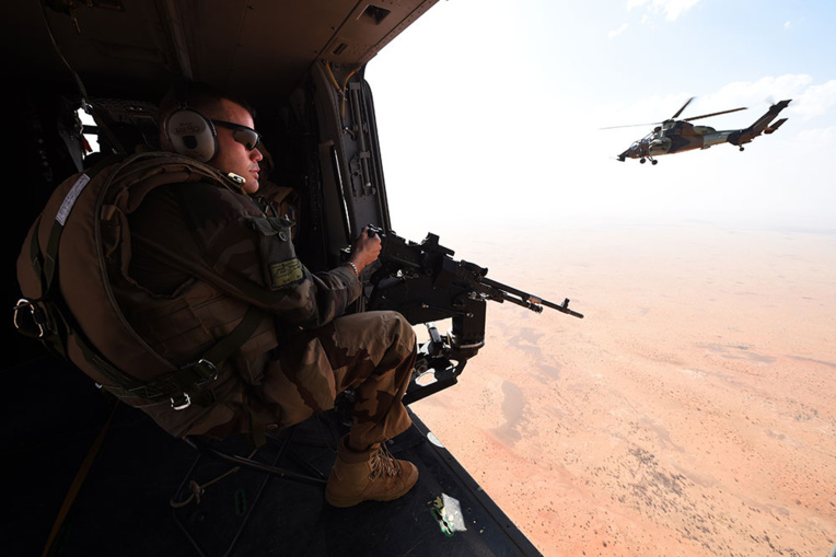 Photo d'un soldat de l'opération Barkhane, à bord d'un hélicoptère de l'armée française. PASCAL GUYOT / AFP