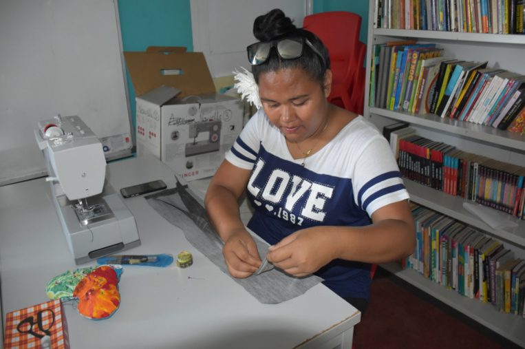 Gwen dans l'atelier de couture. Gwen dans l'atelier de couture.