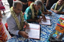 Signature de la convention de jumelage entre le Port autonome de Papeete. Ici avec Gilbert Tuyenon, vice président du gouvernement de Nouvelle Calédonie.