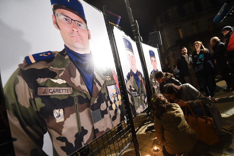 Hommage et questions après la mort de 13 militaires français au Mali Hommage et questions après la mort de 13 militaires français au Mali