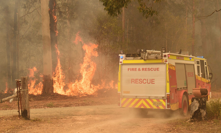 Un jeune pompier australien accusé d'avoir allumé des incendies