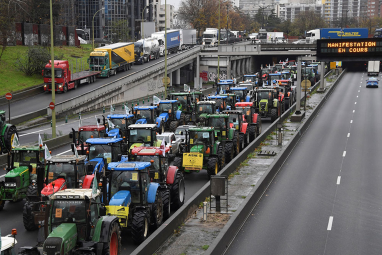 En colère contre les prix bas, des centaines d'agriculteurs bloquent le périphérique parisien En colère contre les prix bas, des centaines d'agriculteurs bloquent le périphérique parisien