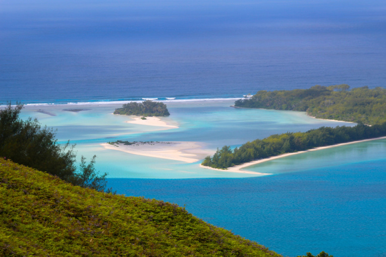 Le célèbre « motu piscine », destination favorite des touristes ; la partie droite de l’îlot abrite de nombreux pieds de santal. Le célèbre « motu piscine », destination favorite des touristes ; la partie droite de l’îlot abrite de nombreux pieds de santal.