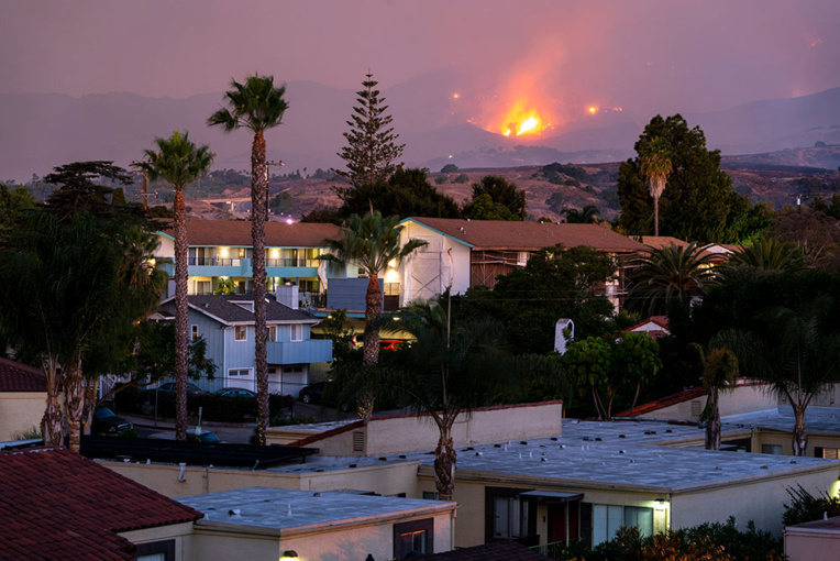 Les pompiers combattent un nouvel incendie menaçant en Californie