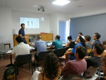 Le jeune doctorant a soutenu sa thèse devant une salle comble. Le jeune doctorant a soutenu sa thèse devant une salle comble.