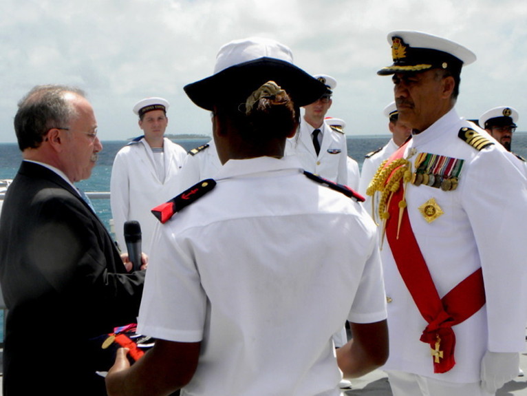 l’Ambassadeur de France accrédité pour Tonga, Gilles Montagnier, a décoré le Capitaine Toni Fonokalafi des Tonga Defence Services de la médaille de la Marine Nationale. (Source photo : Taimi o Tonga)