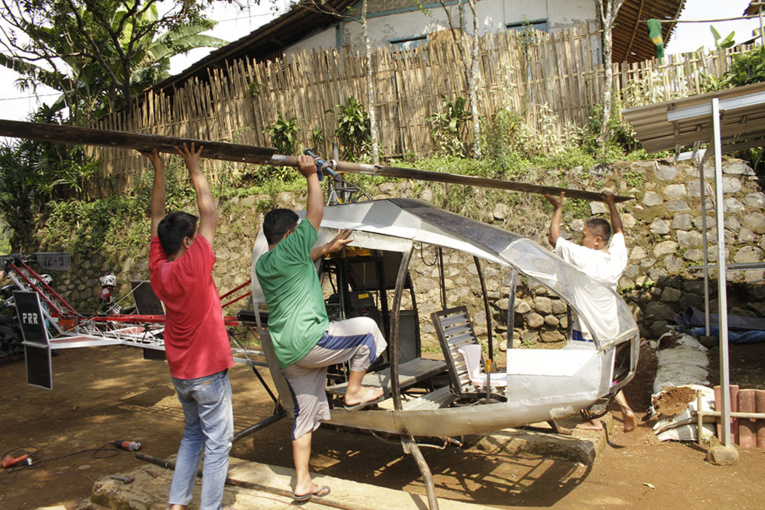 Un Indonésien construit un hélicoptère de bric et de broc