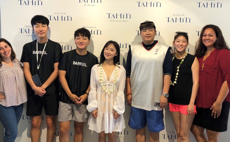 Les influenceurs accueillis par l'équipe de Tahiti Tourisme. Crédit Tahiti tourisme.