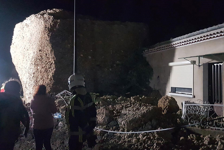 Aux Mées, un "miracle" sous des milliers de tonnes de roches Aux Mées, un "miracle" sous des milliers de tonnes de roches