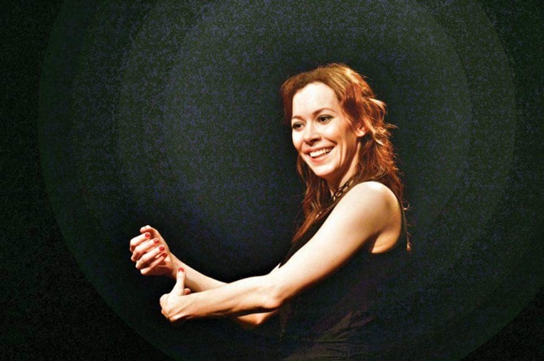 Nadia Chibani propose un show "in english" Nadia Chibani propose un show "in english"