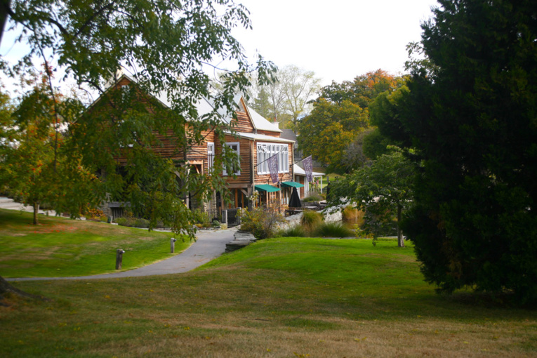 Plus qu’attractif, le club house du golf implanté à l’entrée de la ville. Un cadre magnifique, et, en prime, un programme immobilier très intéressant. Plus qu’attractif, le club house du golf implanté à l’entrée de la ville. Un cadre magnifique, et, en prime, un programme immobilier très intéressant.