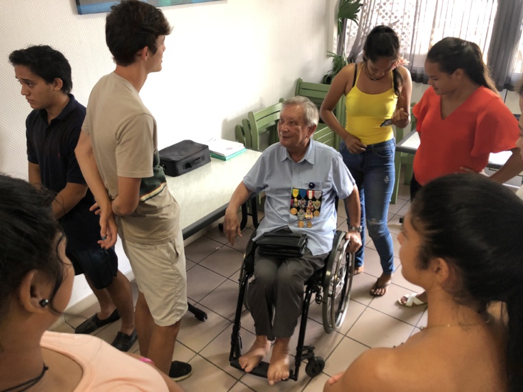 Les deux intervenants ont ensuite eu un moment d'échange avec le groupe d'adolescents. Les deux intervenants ont ensuite eu un moment d'échange avec le groupe d'adolescents.