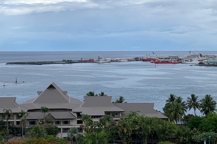 Le Cobia II secouru devant le port de Papeete