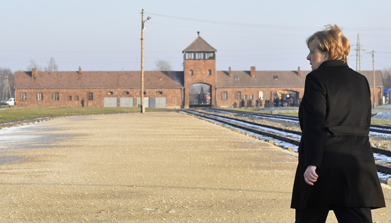 Merkel à Auschwitz: la mémoire des crimes nazis "inséparable" de l'identité allemande