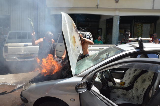 Papeete : un véhicule prend feu devant l’école Viénot