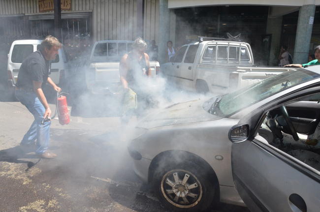 Papeete : un véhicule prend feu devant l’école Viénot