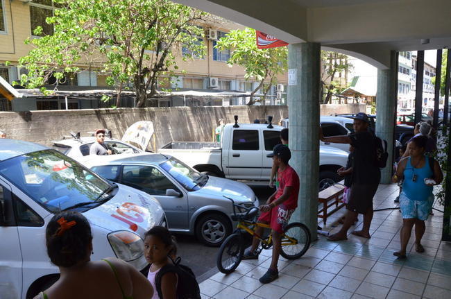 Papeete : un véhicule prend feu devant l’école Viénot