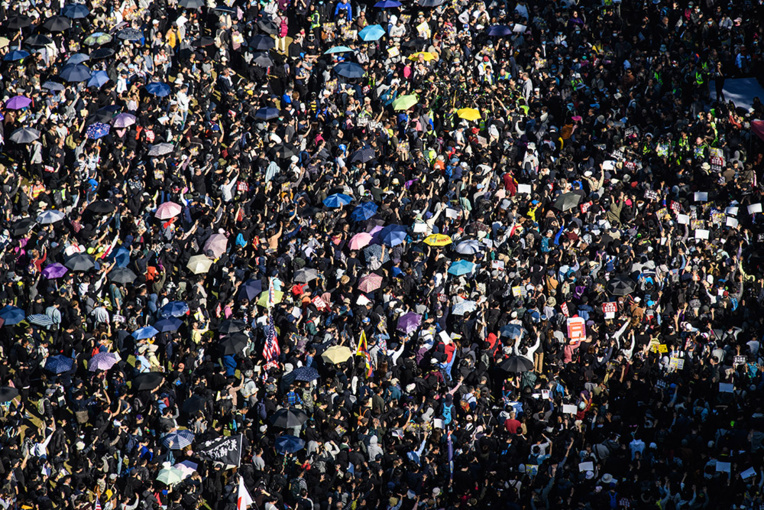 Immense foule à Hong Kong pour les six mois de la contestation Immense foule à Hong Kong pour les six mois de la contestation
