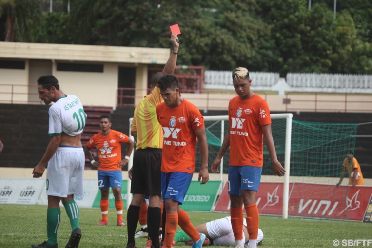 Victor Snow a écopé de deux cartons jaunes et donc d'un carton rouge Victor Snow a écopé de deux cartons jaunes et donc d'un carton rouge