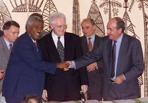 Photo d'archives AFP 5 Mai 1985: Le 1er ministre français Lionel Jospin,  Roch Wamytan, président du Front National de Libérayion des Kanak Socialistes (FNLKS) et Jacques Lafleur, Président de Nouvelle-Calédonie (RCPR), après la signature historique de l'accord de Noumea.