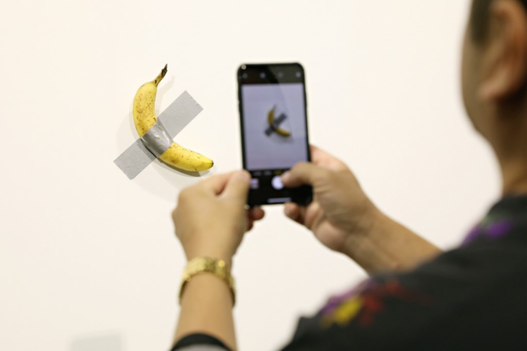 Un artiste vend une banane 120.000 dollars, un autre la mange Un artiste vend une banane 120.000 dollars, un autre la mange