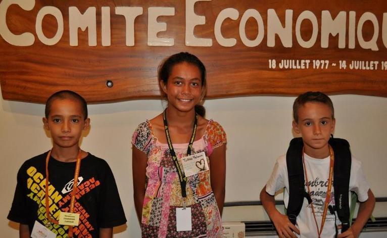 Les trois candidats qui brigueront le poste de président du CESC junior demain de gauche à droite : Heremoana COUDURIER CURVEUR, Rebecca TUANU, Matthieu MOREL