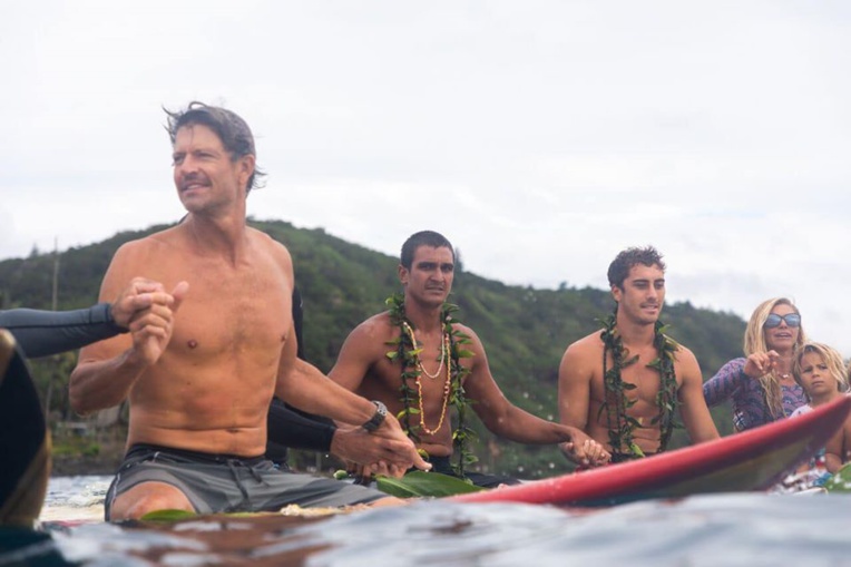 Tikanui Smith à l'Eddie avec les meilleurs Tikanui Smith à l'Eddie avec les meilleurs