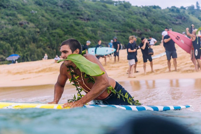 Les surfeurs se sont mis à l'eau pour former un cercle Les surfeurs se sont mis à l'eau pour former un cercle