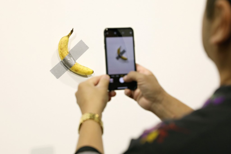 "J'ai attendu d'avoir faim": l'artiste qui a mangé une banane à 120.000 dollars fier de lui