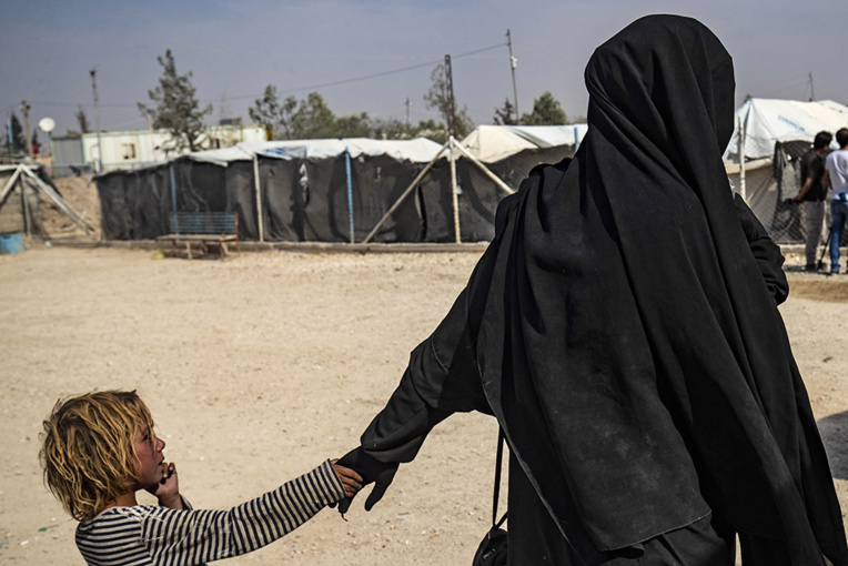 Quatre épouses de jihadistes et leurs enfants renvoyés en France par la Turquie Quatre épouses de jihadistes et leurs enfants renvoyés en France par la Turquie