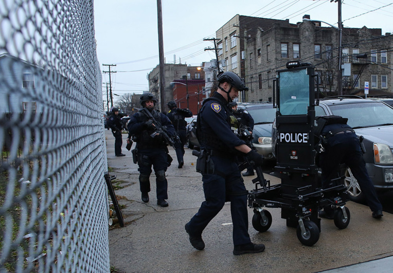 Six morts dans une fusillade de plusieurs heures près de New York Six morts dans une fusillade de plusieurs heures près de New York