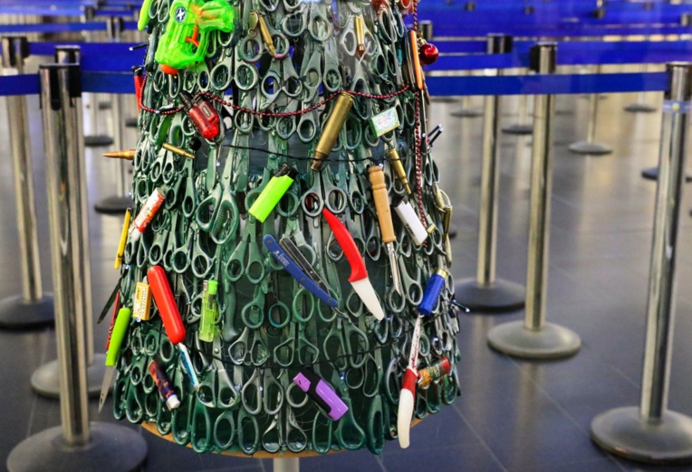 Vilnius: Un arbre de Noël acéré à l'aéroport pour prôner la sécurité Vilnius: Un arbre de Noël acéré à l'aéroport pour prôner la sécurité