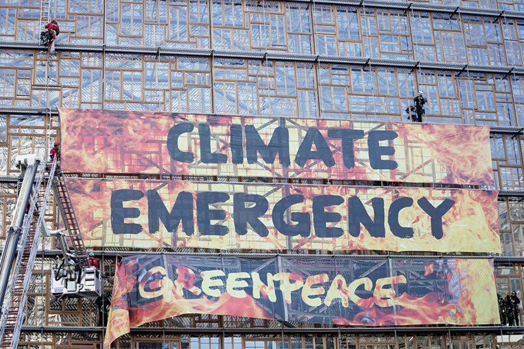 Greenpeace sonne l'alarme sur le climat avant le Sommet européen Greenpeace sonne l'alarme sur le climat avant le Sommet européen