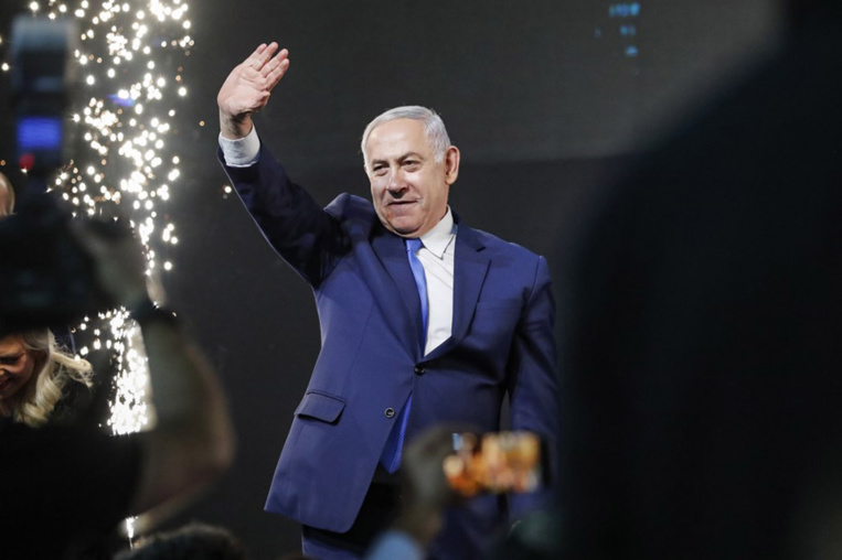 Israël: inculpé, Netanyahu renonce à 3 ministères, reste Premier ministre
