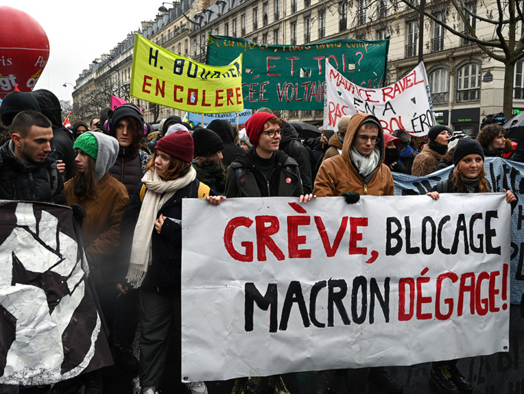 Retraites: le gouvernement veut "reprendre le dialogue", la grève bien installée dans les transports Retraites: le gouvernement veut "reprendre le dialogue", la grève bien installée dans les transports