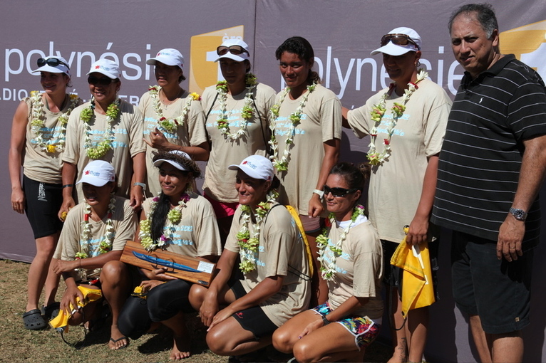 Marathon Polynésie 1ère VA'A, 94 pirogues alignées au départ devant la pointe Tata'a à Punaauia !
