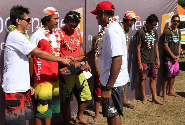 Marathon Polynésie 1ère VA'A, 94 pirogues alignées au départ devant la pointe Tata'a à Punaauia !