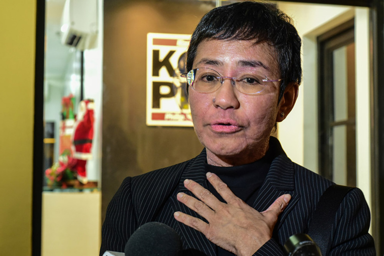 Philippines: une journaliste critique de Duterte refuse de se taire, malgré les poursuites Philippines: une journaliste critique de Duterte refuse de se taire, malgré les poursuites