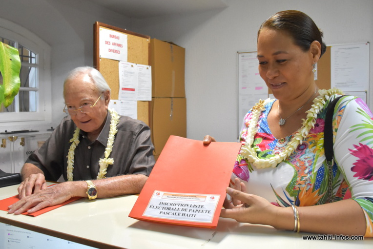 Gaston Flosse et Pascale Haiti, le 5 décembre dernier lors du dépôt de leurs demandes d’inscription sur les listes électorales de Papeete.