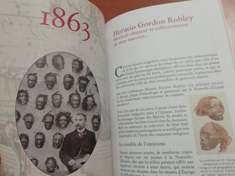 Horario Gordon Robley posant devant sa macabre collection de têtes maories.