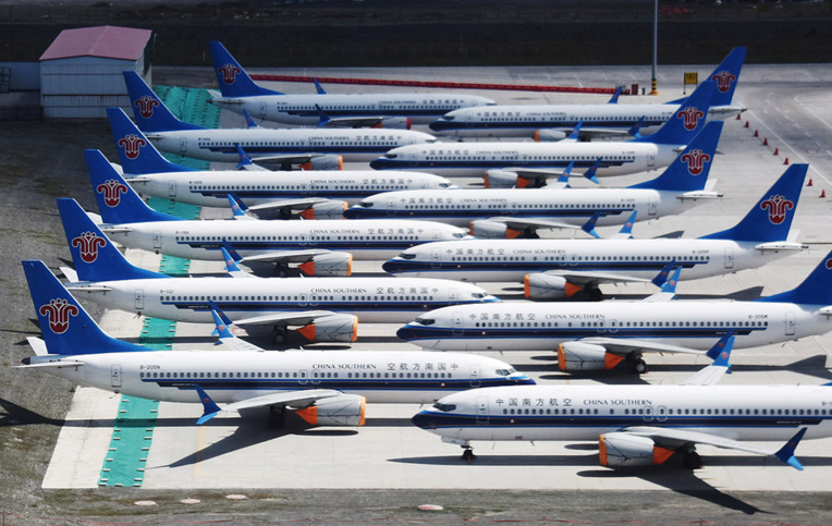 Boeing se résout à suspendre la production du 737 MAX, interdit de vol
